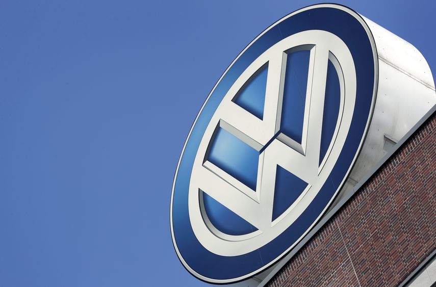 Logo de Volkswagen sobre un edificio de la compa&ntilde;&iacute;a en Wolfsburg, Alemania.