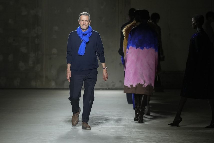 El diseñador belga Dries Van Noten recibe un aplauso durante el desfile de su colección Otoño/Invierno 2024-2025, presentada el miércoles 28 de febrero de 2024 en París.
