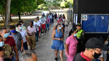 Votantes en Colombia acuden a las urnas para elegir presidente.