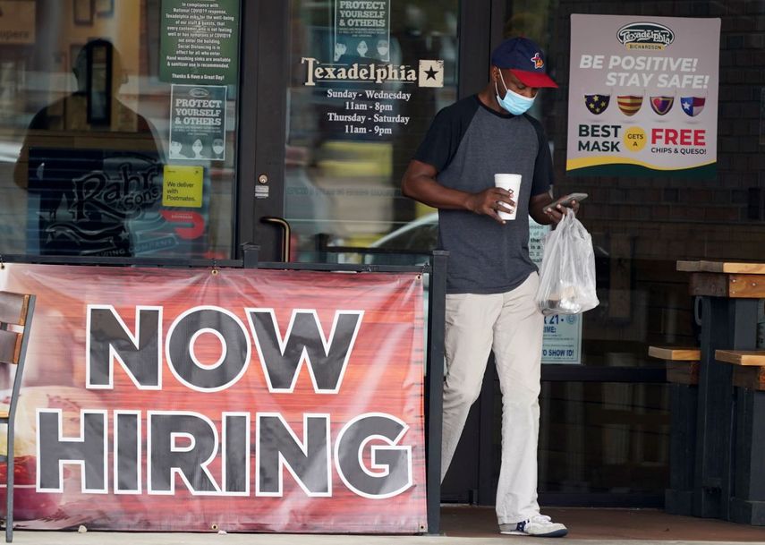 Un cliente usa mascarilla y observa su tel&eacute;fono al salir de un expendio de alimentos en Richardson, Texas, el mi&eacute;rcoles 2 de septiembre de 2020.&nbsp;