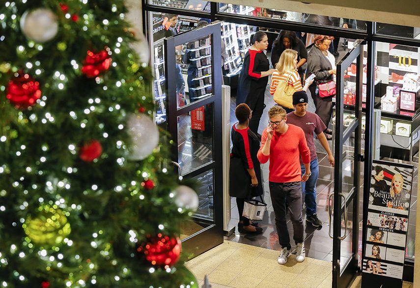 Las grandes tiendas y centro comerciales que adelantaron la gran venta el jueves, abrieron sus puertas otra vez el viernes a las 6 a.m., con la promesa de que la fiesta del descuento continúa,  ante la mirada de miles de compradores que esperaban impac