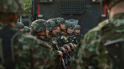 Militares de Colombia se preparan para patrullar las calles tras los recientes enfrentamientos entre guerrillas en el Norte de Santander el 20 de enero de 2025