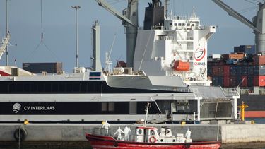 Una lancha ambulancia visitó al cruceros este martes 5 de mayo que está fondeado frente al puerto de Cabo Verde. (AFP)