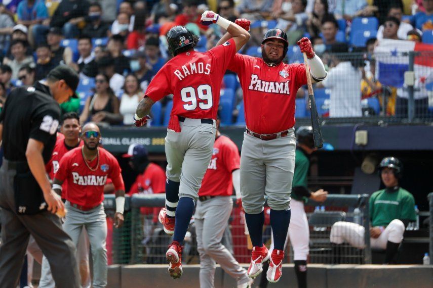 José Ramos (izquierda), de Panamá, salta para celebrar con un compañero tras anotar una carrera en el segundo inning de un juego del Clásico Mundial contra Italia, en Taichung, Taiwán, el 11 de marzo de 2023.&nbsp;