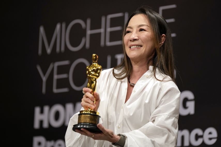 La actriz malasia Michelle Yeoh sostiene su estatuilla del Óscar durante una conferencia de prensa en Kuala Lumpur, Malasia, el martes 18 de abril de 2023.