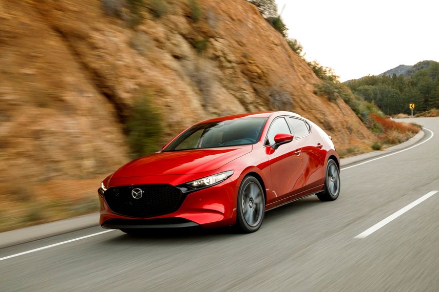 El nuevo Mazda consume un&nbsp; galón de gasolina regular por cada 24 millas en ciudad y 32 en autopista.