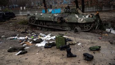 Equipos militares dejados atrás por el ejército ruso, esparcidos junto a un tanque durante una barrida de las fuerzas ucranianas tras la retirada de los rusos de una zona a las afueras de Kiev, Ucrania, el 1 de abril de 2022.&nbsp; &nbsp;