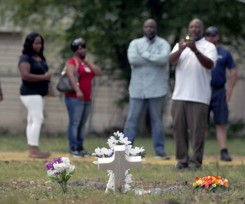 Un grupo de personas se reúne en el sitio donde&nbsp;Walter Scott recibió disparos de un policía