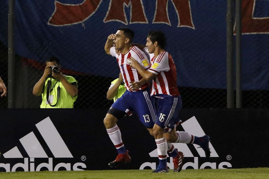 El jugador paraguayo Junior Alonso (izquierda) festeja su gol con su compañero de equipo Cristian Riveros (derecha). 