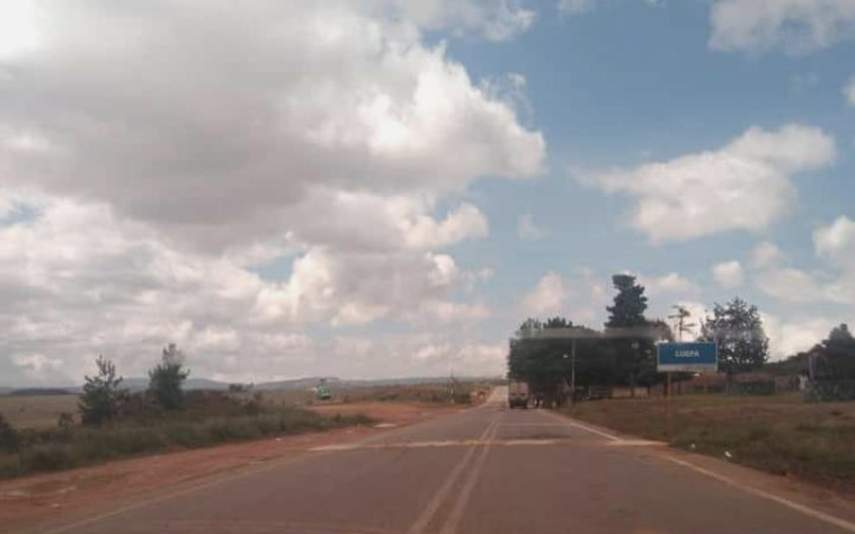 Entrada al pueblo de Luepa, en horas de la tarde de este domingo.&nbsp; En horas de la ma&ntilde;ana la v&iacute;a estuvo cerrada pero ya hay paso. Los habitantes de la zona prefieren resguardarse en sus viviendas.&nbsp;