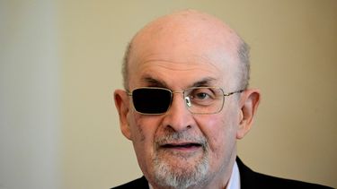 El novelista indio-británico Salman Rushdie es recibido por el presidente alemán (no aparece en la imagen) en el palacio presidencial Bellevue en Berlín el 16 de mayo de 2024.&nbsp;
