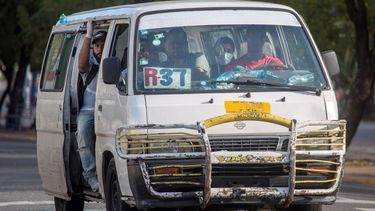 No toda la población acata las medidas de protección para prevenir el coronavirus como se observa en este autobús, algunos pasajeros usan mascarillas como medida preventiva contra la propagación del COVID-19, en Santo Domingo el 24 de marzo de 2020.