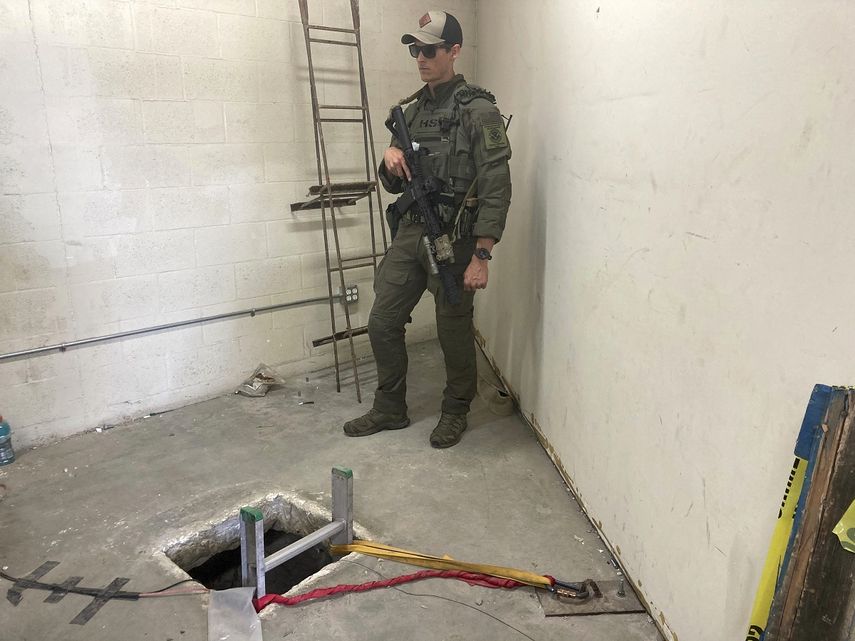 Un agente policial vigila la entrada de un túnel transfronterizo el lunes 16 de mayo de 2022, el cual se extiende desde la ciudad mexicana de Tijuana al área de San Diego.&nbsp;