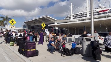 Un grupo de pasajeros espera en la terminal de cruceros del Puerto de Miami, en el sur de Florida.