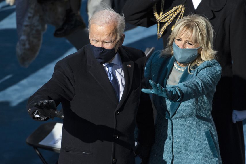 El presidente Joe Biden y la primera dama Jill Biden saludan al salir del escenario tras la ceremonia de investidura el miércoles 20 de enero de 2021 en el Capitolio en Washington DC.&nbsp;