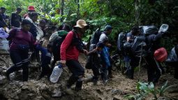 Un grupo de migrantes, en su mayoría venezolanos, camina por el Tapón del Darién desde Colombia hacia Panamá con la esperanza de llegar a Estados Unidos, el sábado 15 de octubre de 2022.