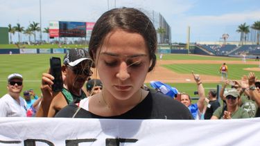 Kiele Alessandra Cabrera es el nombre de la joven que paralizó el juego entre Cuba y Venezuela