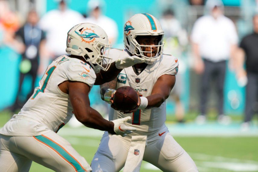 El quarterback de los Dolphins de Miami, Tua Tagovailoa, le entrega el balón al corredor Raheem Mostert durante el encuentro ante los Panthers de Carolina, el domingo 15 de octubre del 2023.&nbsp;