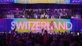 En esta imagen de archivo, el representante de Suiza, Nemo, celebra su victoria en el Festival de Eurovisión con la canción The Code, en Malmo, Suecia, el 11 de mayo de 2024.