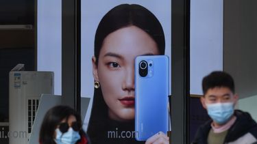 Foto publicitaria en una tienda en Pekín del fabricante chino de teléfonos celulares Xiaomi.