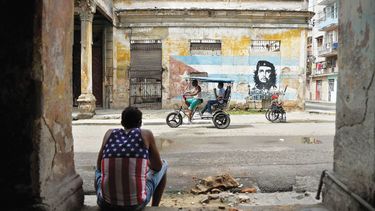 Un hombre vestido con una camiseta con un diseño de la bandera de Estados Unidos descansa en La Habana en medio de la pandemia del COVID-19.