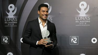 En esta fotografía de archivo del 30 de octubre del año 2019 el cantante mexicano Carlos Rivera posa con su premio a mejor espectáculo de balada en los premios Lunas del Auditorio en el Auditorio Nacional de la Ciudad de México en la Ciudad de México. 