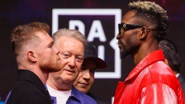 El mexicano Saúl Canelo Álvarez (izquierda) se encara con el cubano William Scull antes de su combate en Arabia Saudita, el 1 de mayo de 2025.