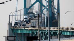 Camiones cargados de mercancía cruzan el puente Ambassador que conecta Windsor, Canadá, con Detroit, Michigan, el 1 de agosto de 2025.