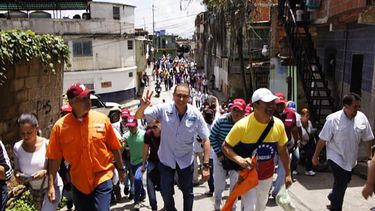Richard Blanco recorre una de las populosas calles de la capital venezolana (CORTESÍA)