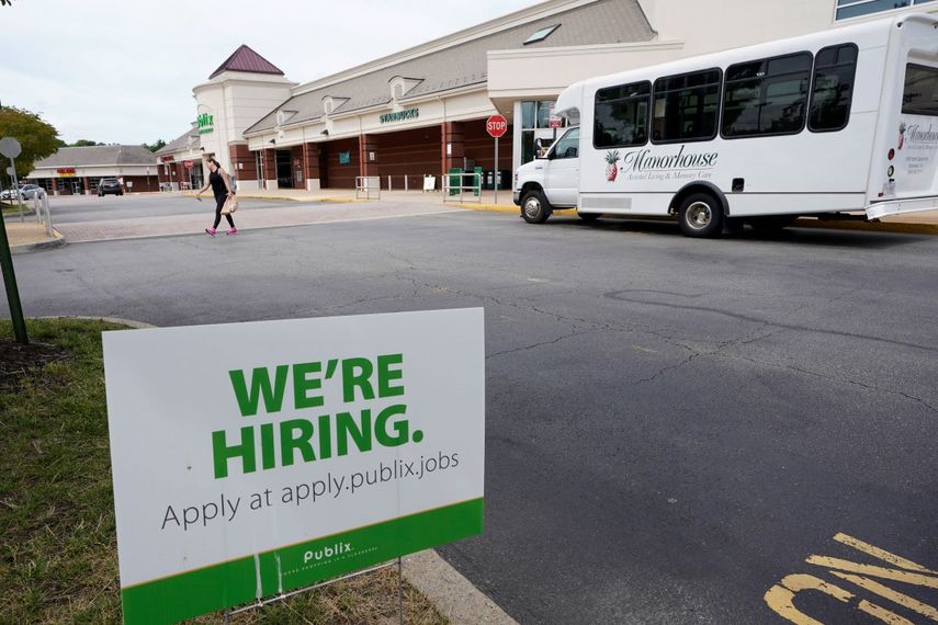 Un letrero de vacantes de empleo en un mercado de la cadena Publix en Richmond, Virginia. &nbsp;
