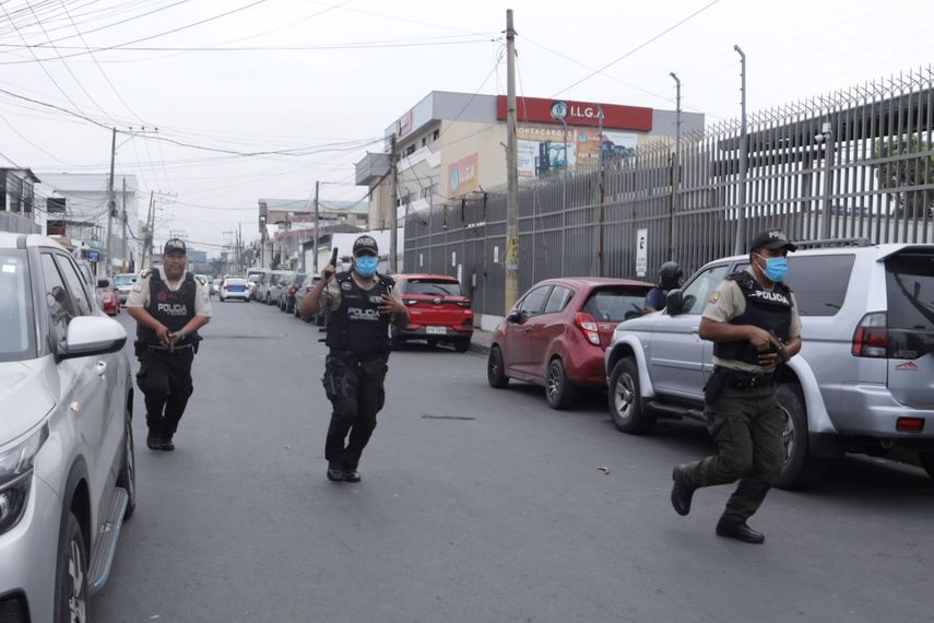 La policía en respuesta a un ataque al canal TC Televisión, un canal público con sede en Guayaquil, Ecuador, el martes 9 de enero de 2024.
