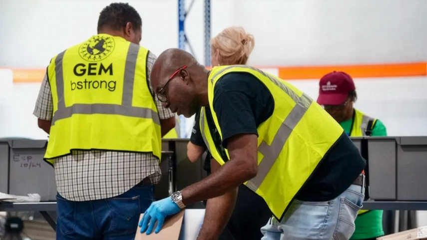 Voluntarios trabajan en la selección y empaque de las ayudas para los damnificados.