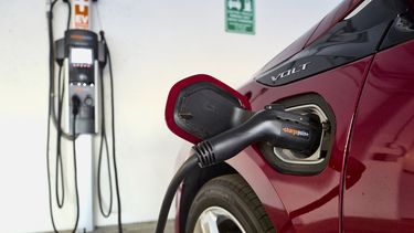 Fotograf&iacute;a del&nbsp;17 de octubre del 2018&nbsp;de un auto Chevrolet Volt h&iacute;brido cargando en una estaci&oacute;n ChargePoint en un garaje de Los &Aacute;ngeles.&nbsp;