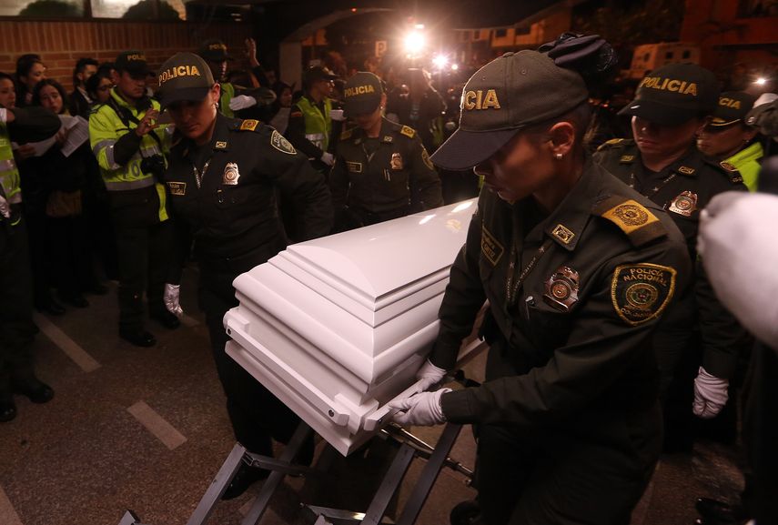 el cuerpo de la&nbsp;niña&nbsp;Yuliana Andrea Samboní, fue escoltado por el grupo antisecuestros de la Policía de Colombia, con uniforme de gala y por más de un centenar de allegados de la menor