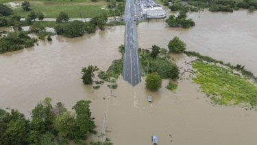 El río La Plata inunda un camino tras el paso de la tormenta tropical Ernesto por la localidad de Toa Baja, el miércoles 14 de agosto de 2024, en Puerto Rico.&nbsp;