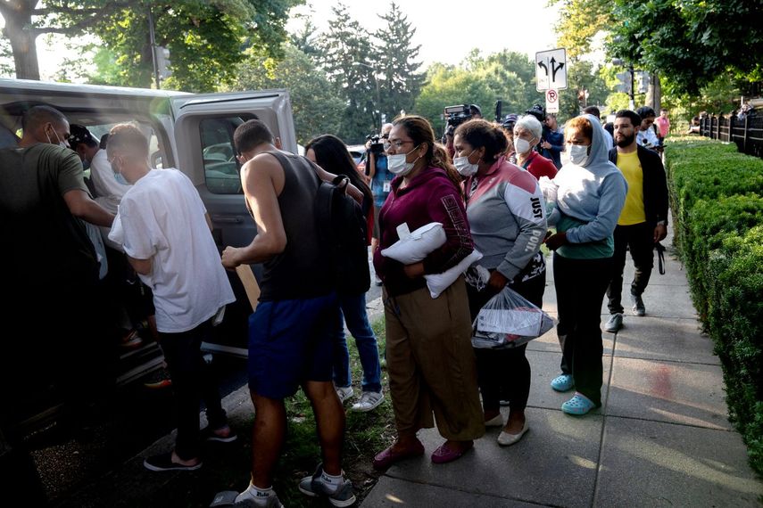 Migrantes que abordaron un autobús en Texas, son transportados a una iglesia local por voluntarios después de ser dejados frente a la residencia de la vicepresidenta de EEUU Kamala Harris, en el Observatorio Naval en Washington, DC, el 15 de septiembre de 2022.