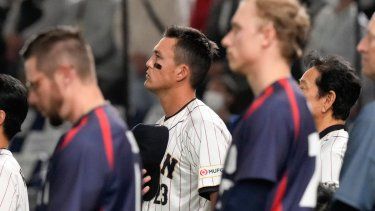 Lars Nootbaar de Japón escucha el Himno Nacional antes del encuentro del Grupo B ante República Checa en el Tokyo Dome en el Clásico Mundial el sábado 11 de marzo del 2023.&nbsp;