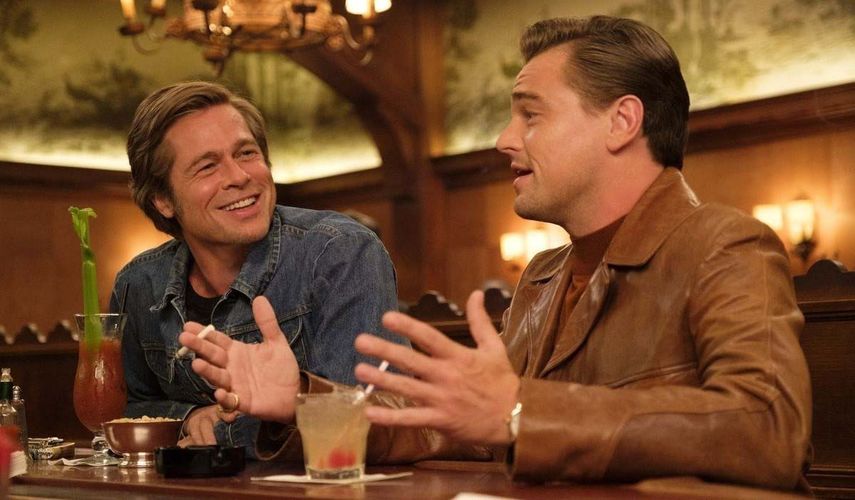 El filme sigue a Rick Dalton (Leonardo DiCaprio), estrella de una serie del Oeste que intenta amoldarse a un momento de cambios, junto a su doble de acción, Cliff Booth (Brad Pitt). 