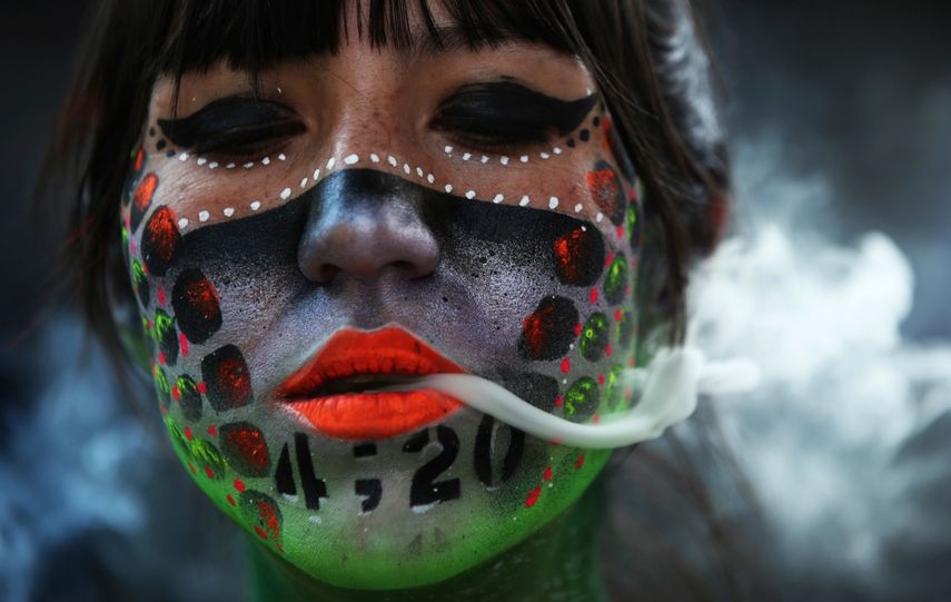 En esta fotografía de archivo del 20 de abril de 2021, Ana Méndez Casteñeda fuma marihuana durante el Fumaton 420 frente al Senado nacional en la Ciudad de México