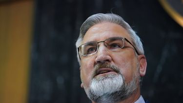El gobernador de Indiana, Eric Holcomb, da su informe de gobierno ante la Legislatura estatal el 11 de enero de 2022. Holcomb visitó Taiwán el 22 de agosto de 2022.&nbsp;