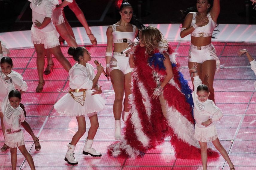 Jennifer López y su hija Emme Maribel Muniz durante el show del medio tiempo del Super Bowl el 2 de febrero de 2020, realizado en Miami Gardens, Fla. 