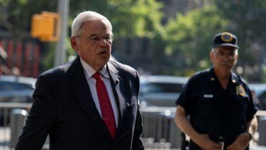 El senador Bob Menéndez, demócrata de Nueva Jersey, llega al Tribunal Federal de Manhattan, en la ciudad de Nueva York.