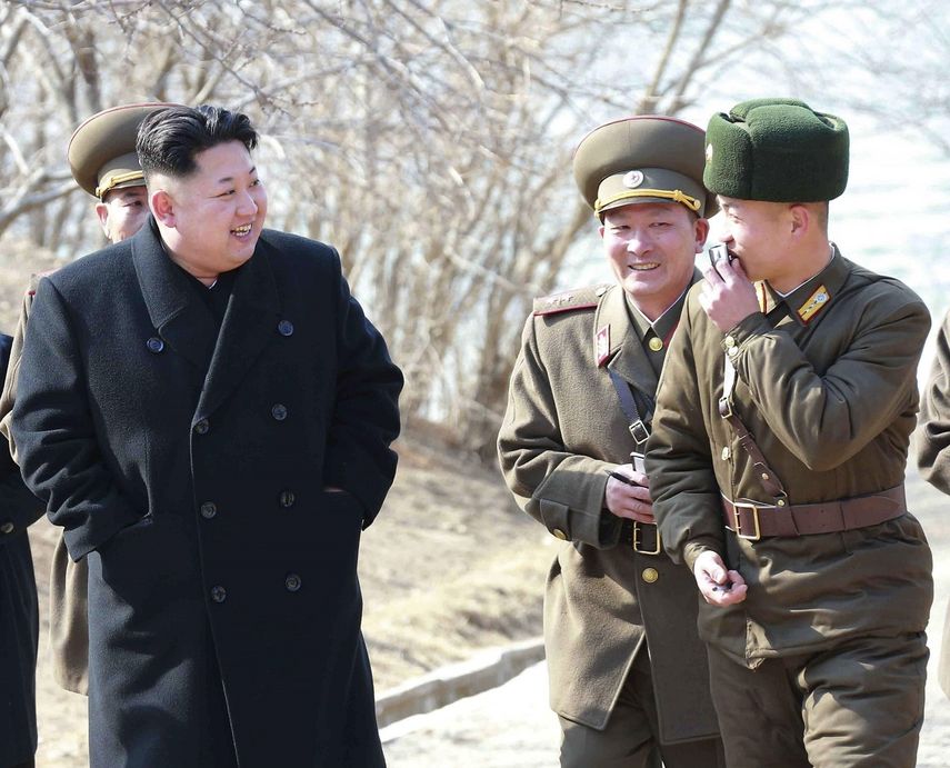 Imagen de archivo del líder norcoreano Kim Jong-un (izq.) durante una visita a una unidad militar en una isla del&nbsp;norte&nbsp;del país.&nbsp;