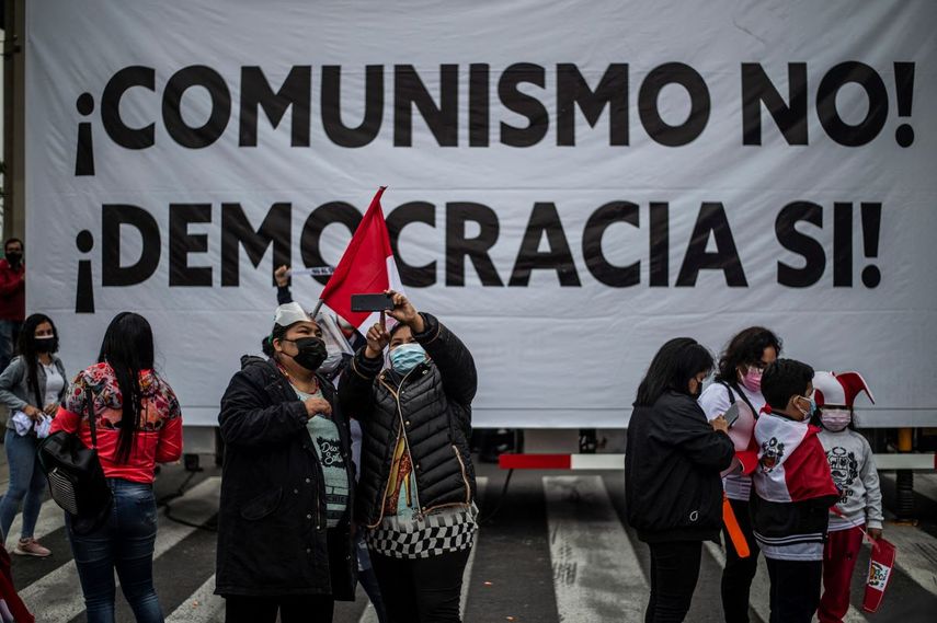 Simpatizantes de la candidata peruana por el partido Fuerza Popular, Keiko Fujimori, protestan frente al edificio del Organismo Nacional de Procesos Electorales (ONPE) en Lima.
