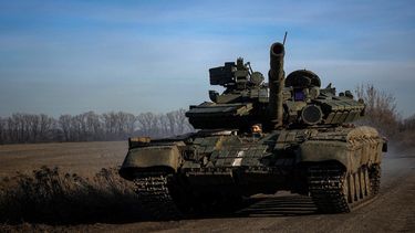 Un tanque ucraniano circula por una carretera cerca de Bakhmut, en la región de Donetsk, el 2 de diciembre de 2022, en medio de la invasión rusa de Ucrania. &nbsp;