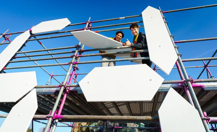 Los cantantes Guus Bok (derecha) y Darren Garner ajustan el reloj de cuenta regresiva para el Festival de la Canción de Eurovisión, antes de cantar su nueva canción open up, en Rotterdam, el 29 de marzo de 2021.&nbsp;