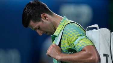El serbio Novak Djokovic se retira de la cancha luego de su derrota en la semifinal de Dubái frente a Daniil Medvedev, el 3 de marzo de 2023.