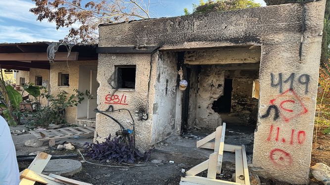 Casa destrozada en el kibutz Kfar Azza, a 800 metros de Gaza. Los números en rojo en la pared muestran que hubo seis muertos, tres secuestrados y un desaparecido.
