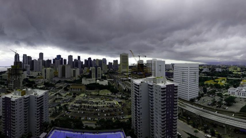 Vista de Miami esperando a Emily, según la cuenta de Twitter del periodista&nbsp;@AndresBlanco73. La ciudad ha recibido numerosas lluvias este lunes 31 de julio de 2017.