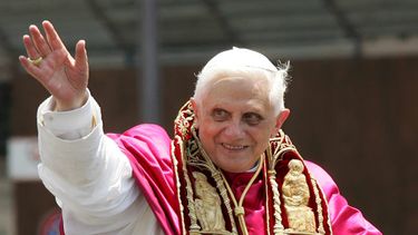 &nbsp;El Papa emérito Benedicto&nbsp;XVI saluda a los fieles